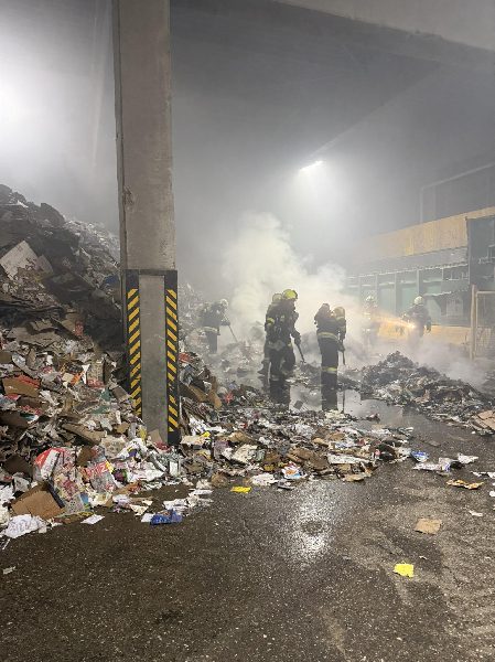 Brand in Lagerhalle (Bild 1)